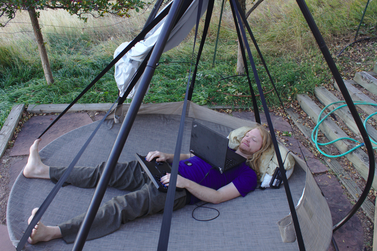 using pillow head support in circular hammock